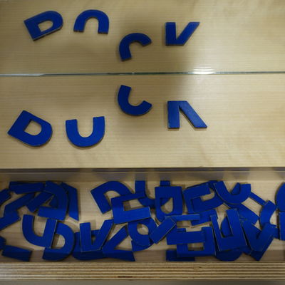 Halbe Buchstaben vor dem Spiegel....