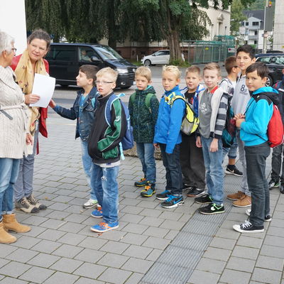 Eine Gruppe von Sch�lern kommt zu den MINT-Mitmachtagen