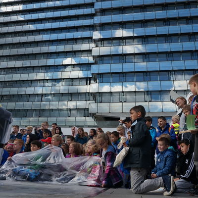 Sch�ler verfolgen die Science Show auf dem Platz vor dem Kreishaus