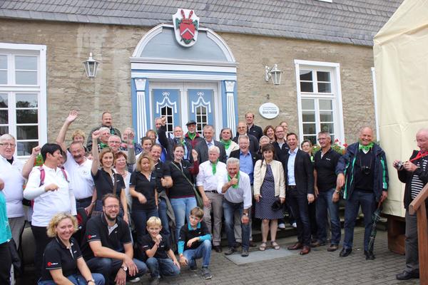 Gemeinsamer Jubel von Beienbach, Feudingen und Holzhausen mit Landrat Andreas M�ller und Minister Johannes Remmel.