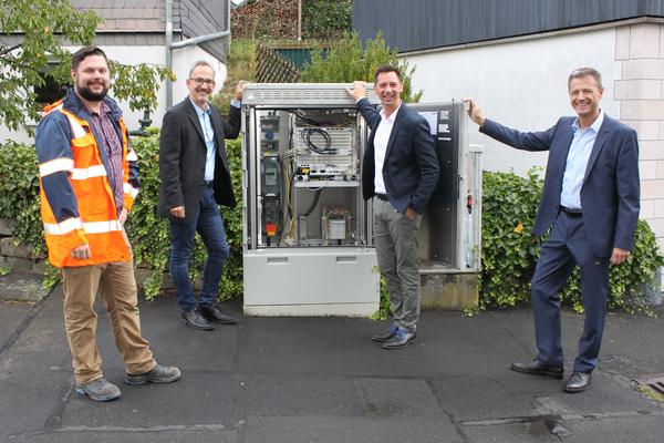 Das Obere Lahntal, die Stadt Bad Laasphe und Niederlaasphe verf�gen jetzt �ber schnelles Internet (v.l.:) Philipp Greb (Westnetz Projektplaner), B�rgermeister Dr. Torsten Spillmann, Landrat Andreas M�ller und Peter Imh�user (innogy Westenergie Kommunalmanager) stellen die FTTC-Erschlie�ung am Multifunktionsgeh�use Bornstra�e in Niederlaasphe vor. Dar�ber hinaus sind die ersten FTTH-Glasfaseranschl�sse in der Kernstadt in Betrieb.