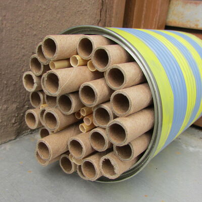 Insektennisthilfe auf Fensterbank