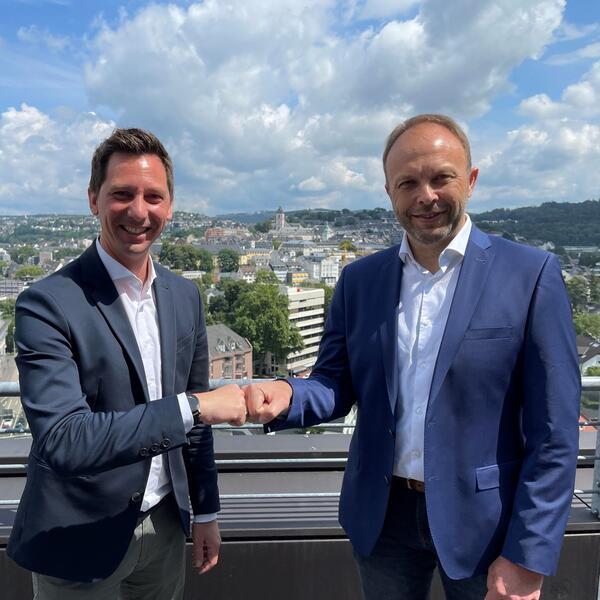 Der Netphener Thomas W�st (r.) wird neuer Jugend- und Sozialdezernent des Kreises Siegen-Wittgenstein. F�r Landrat Andreas M�ller ist er ein alter Bekannter. Bevor W�st Jugendamtsleiter der Stadt Wetzlar wurde, hat er bis Anfang 2018 als Sachgebietsleiter im Jugendamt des Kreises gearbeitet.