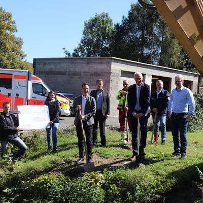 Mit dabei (v.l.): Thilo Krumm (Amt f�r Immobilien, Kreisverwaltung), Sophie Rinn (Architektin, Kreisverwaltung), Thiemo Rosenthal (Referatsleiter Digitalisierung und Bev�lkerungsschutz, Kreisverwaltung), Henning Judt (Wachleiter, DRK), Christoph Ewers (B�rgermeister, Burbach), Thomas M�ller (stv. Abteilungsleiter Rettungsdienst, DRK) und Geoffrey Lenzen (Firma Berster-Bauunternehmung).