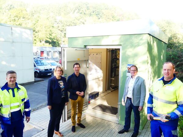 Philipp St�ber (Westnetz), B�rgermeisterin Nicole Reschke (Stadt Freudenberg), Landrat Andreas M�ller (Kreis Siegen-Wittgenstein), Achim Loos (Westenergie) und Helge B�umer (Westnetz) trafen sich vor dem Glasfaser-Knotenpunkt an der Asdorfer Stra�e (v. li