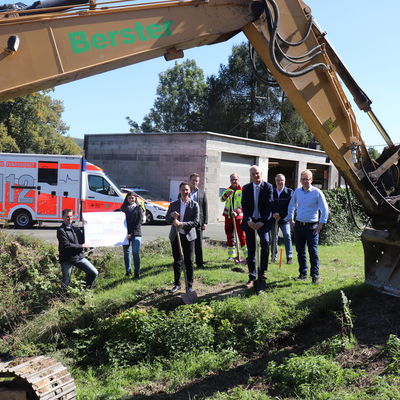 Landrat Andreas M�ller (3.v.l.) hatte zum ersten Spatenstich f�r den Erweiterungsbau der Rettungswache in Burbach-Wahlbach geladen.