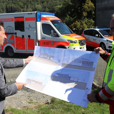 Der Anbau ist teilweise unterkellert. Die Fassade wird in �kologischer Holzbauweise mit Mineralwolld�mmung ausgef�hrt werden. Die Dachkonstruktion ist im Aufenthaltsbereich als sichtbare Holzkonstruktion vorgesehen. Die Erd- und Rohbauarbeiten machen ann�hernd 30 Prozent der Gesamtkosten aus. Sie sollen rund drei Monate dauern. Anschlie�end kann der Innenausbau beginnen.