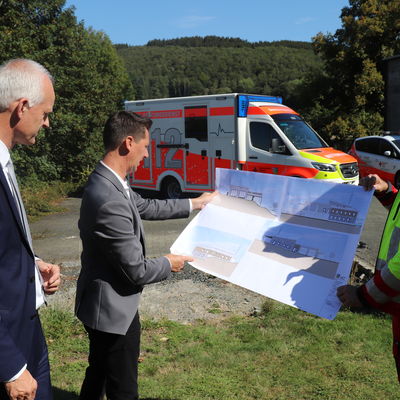 Der Kreis investiert rund 1,175 Millionen Euro in den Standort. �Damit st�rken wir den Rettungsdienst im s�dlichen Siegerland und bieten den Mitarbeiterinnen und Mitarbeitern des DRK Arbeitsbedingungen, die aktuellen Standards entsprechen�, betont Landrat Andreas M�ller.