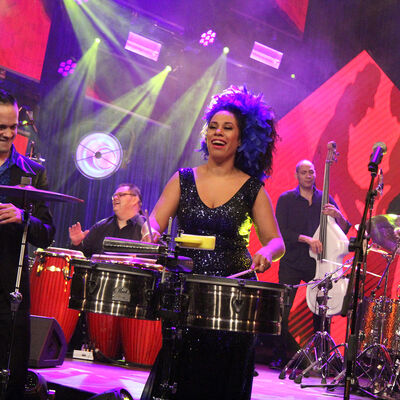 Lucas van Merwijk & his Latin Music Machine lassen mehr als einen Hauch von Spanish Harlem durch die L�z-Hallen wehen, wenn das mit allen Grooves gewaschene s�damerikanisch/europ�ische Sextett - unterst�tzt von drei S�ngerInnen aus sieben L�ndern - die New Yorker Szeneclubs in den Schauplatz holt.
