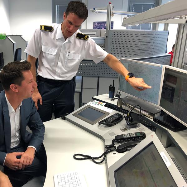 Archivbild: Rettungsdienst k�nftig bis zu 30 Sekunden schneller am Einsatzort / Landrat Andreas M�ller (l.) und Amtsleiter Thomas Tremmel in der Kreisleitstelle