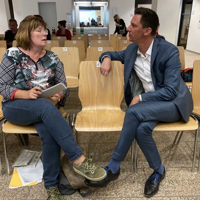 Landrat Andreas M�ller im Gespr�ch mit Irene Hermann-Sobotka (Siegener Zeitung)