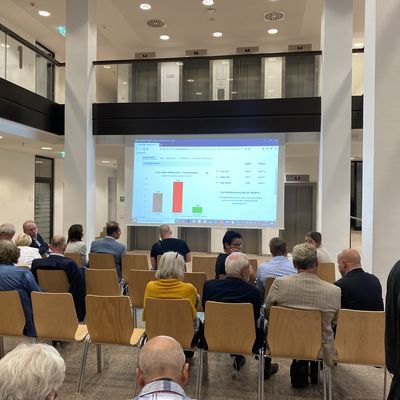 Kandidaten und Parteinvertreter verfolgten die einlaufenden Ergebnisse auf einer Gro�leinwand im Foyer des Kreishauses.