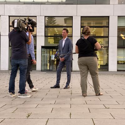 Der wiedergew�hlte Landrat Andreas M�ller stellte sich den Fragen eines WDR-Teams.