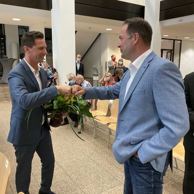 Der CDU-Kandidat Arne Fries gratulierte dem wiedergew�hlten Landrat Andreas M�ller.