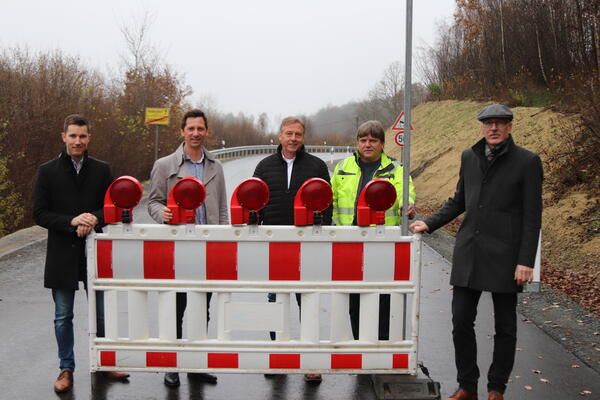 V.l.n.r.: Hannes Gieseler, B�rgermeister Wilnsdorf, Landrat Andreas M�ller, Rainer Schild, Vertreter Stadt Netphen, Josef Bauer, Baustra Weber und Ludger Siebert vom Landesbetrieb Stra�en NRW.