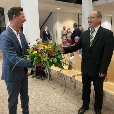 Landrat Andreas M�ller (l.) wurde am heutigen Tag wiedergew�hlt. Kreiswahlleiter Thomas Damm gratuliert mit einem Blumenstrau�