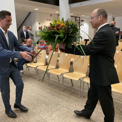 Kreisdirektor Thomas Damm �berreicht Landrat Andreas M�ller einen Blumenstrau� zur gewonnenen Wiederwahl.