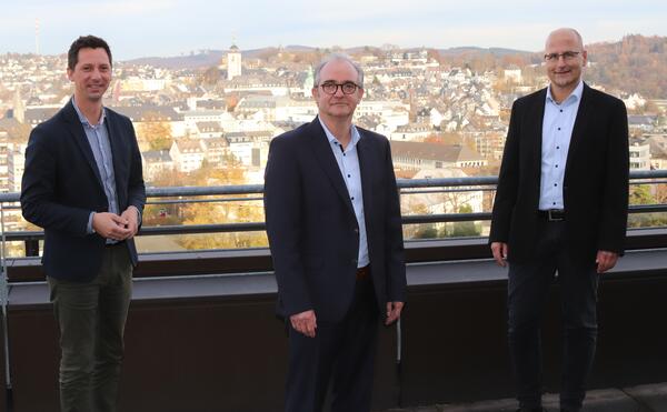 Stabwechsel an der Spitze der Siegerland Flughafen GmbH. Klaus Irle (Mitte) folgt auf Henning Schneider (r.), der als Personalamtsleiter in die Kreisverwaltung gewechselt ist. Landrat Andreas M�ller dankte ihm f�r die hervorragende Arbeit in den vergangenen Jahren und w�nschte Klaus Irle viel Erfolg bei seiner neuen Aufgabe.