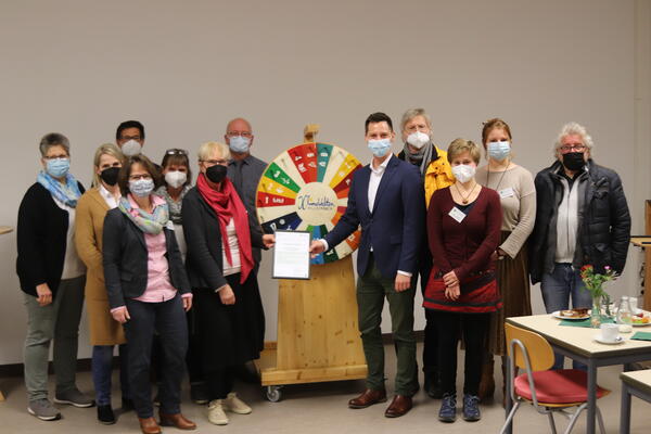 Landrat Andreas M�ller (mitte rechts) �berreichte jetzt Ingrid Lagemann stellvertretend f�r das Team der KlimaWelten die BNE-Zertifizierung NRW. Mit dabei Kreisheimatpfleger Dieter Tr�ps (ganz rechts) und Christoph Ermert (hinten links), K�mmerer der Stad