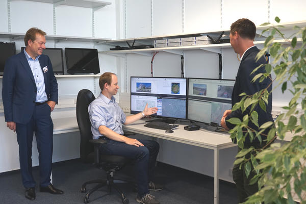 Christian Hevicke (m.) von G&D erkl�rt B�rgermeister Steffen Mues (l.) und Landrat Andreas M�ller den eigens f�r das Projekt entwickelten Drohnenleitstand bei Guntermann & Drunck.