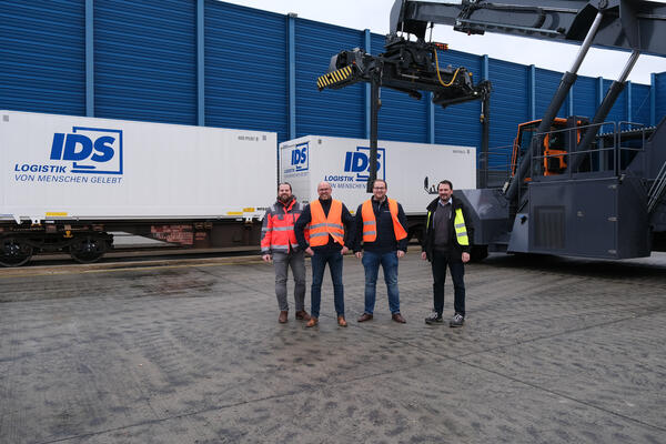 Intermodalverkehr als Ma�nahme zur CO2-Reduzierung - die Partner des Probetransportes nach Verladung der Wechselbr�cken in Kreuztal (v.l.n.r.):	Christian Betchen, Gesch�ftsf�hrer KSW und SWCT, Sebastian B�ttcher, Strategischer Eink�ufer, EJOT Holding GmbH & Co. KG, Bad Berleburg, Philipp Scherer, Team Leader Pallet Management, K�hne+Nagel (AG & Co.) KG, Haiger, Martin Velten, Manager Operations Controlling and Administration, K�hne+Nagel (AG & Co.) KG, Haiger