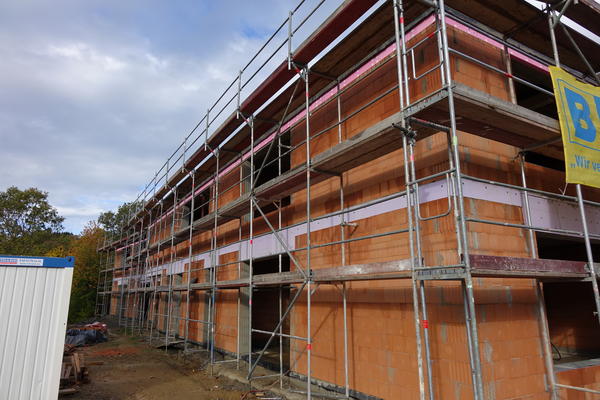 Die beiden Vollgeschosse werden noch mit einem Aufzug verbunden, sodass die Kita barrierefrei ist.