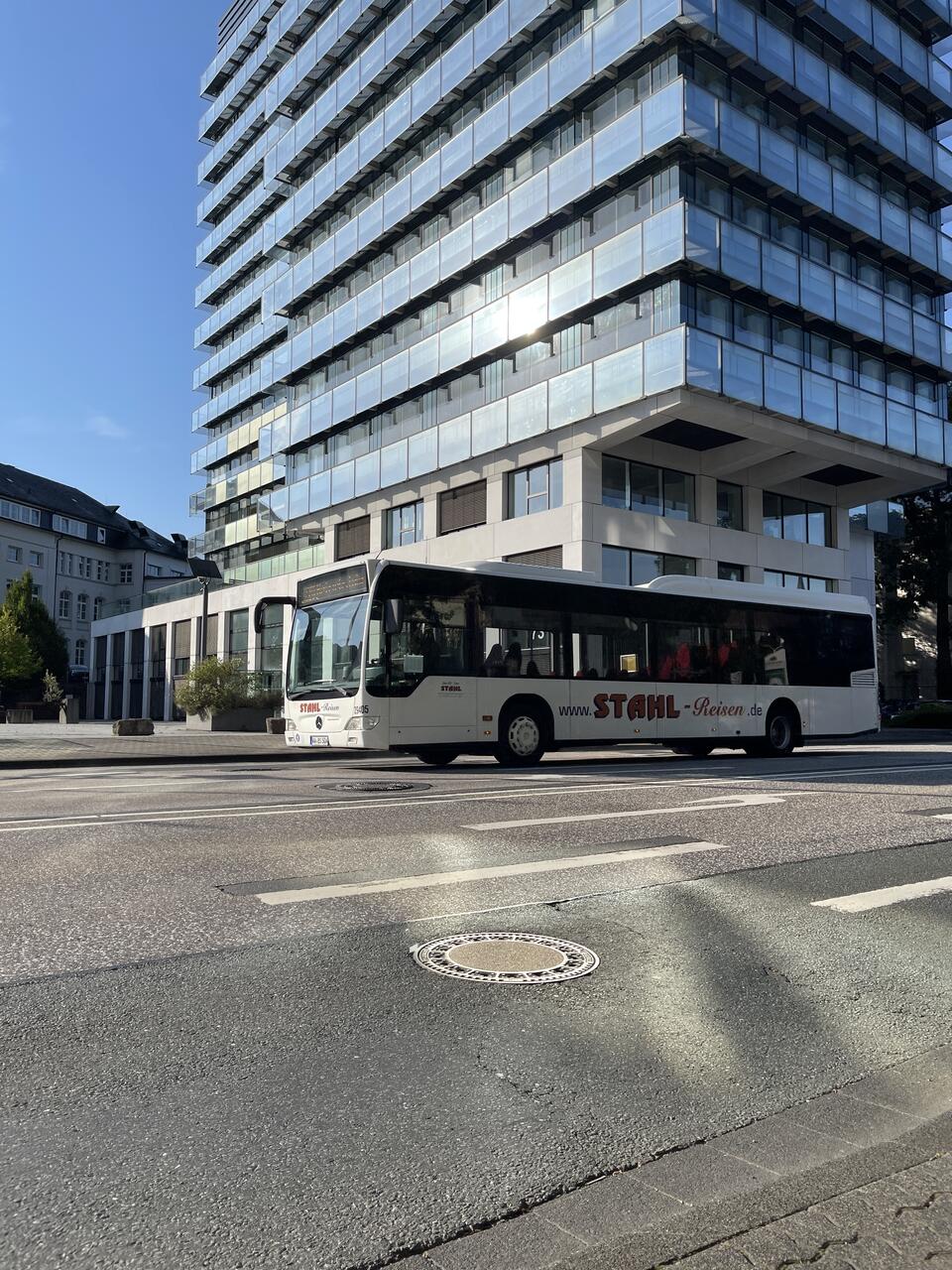 Kreishaus mit Bus