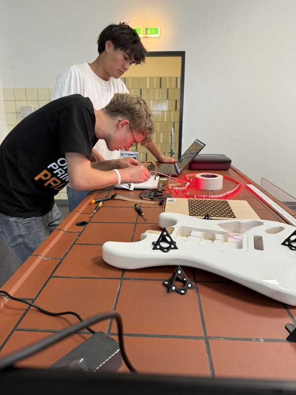 Gitarren aus dem 3D-Drucker: Nur eines von vielen Projekten, an denen die Sch�lerinnen und Sch�ler des BK Technik im neuen FabLab t�fteln.