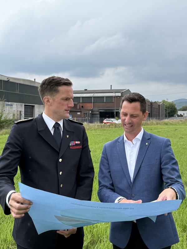 Landrat und Thomas Tremmel beim Grundst�ck f�r das Gefahrenabwehrzentrum