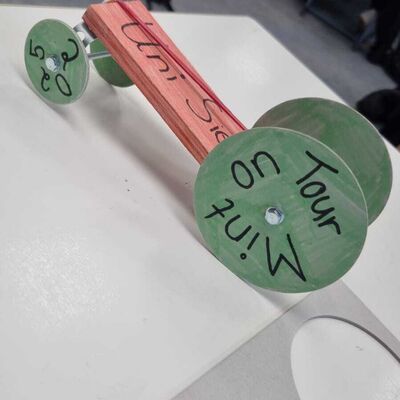 Die Sch�lerinnen und Sch�ler bauen aus einfachen Materialien kleine Gummibandautos. Zum Schluss werden sie oft noch kreativ dekoriert - und dann hei�t es: ab zur T�V-Pr�fung!