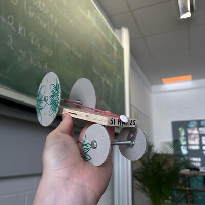 Die Sch�lerinnen und Sch�ler bauen aus einfachen Materialien kleine Gummibandautos. Zum Schluss werden sie oft noch kreativ dekoriert - und dann hei�t es: ab zur T�V-Pr�fung!