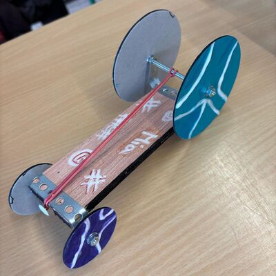 Die Sch�lerinnen und Sch�ler bauen aus einfachen Materialien kleine Gummibandautos. Zum Schluss werden sie oft noch kreativ dekoriert - und dann hei�t es: ab zur T�V-Pr�fung!