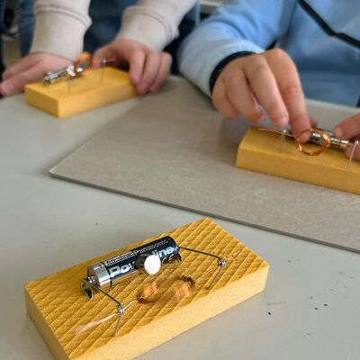 Ein Elektromotor wird aus bis zu acht Bauteilen zusammengesetzt - manchmal reichen sogar sieben. Funktioniert er trotzdem? Oder sogar besser?