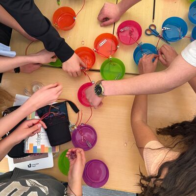 Mit Hilfe der Galvanischen Zelle untersuchen die Sch�lerinnen und Sch�ler, wann die LED am hellsten leuchtet. Woran liegt's?