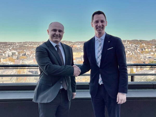 Bei einem Treffen des t�rkischen Generalkonsuls Taylan �zg�r Aydin mit Landrat Andreas M�ller wurde vereinbart, dass am 8. November 2025 erneut konsularische Dienste der T�rkei im Kreishaus angeboten werden.