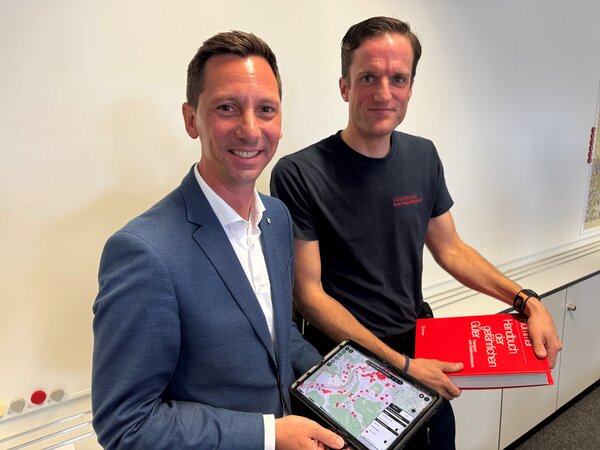 Was Feuerwehren oder Hilfsorganisationen im Einsatz bisher zuweilen noch in dicken B�chern nachschlagen mussten, gibt es jetzt digital und an einer Stelle: Landrat Andreas M�ller (l.) und Kreisbrandmeister Thomas Tremmel haben die neue App "iKAT" vorgestellt.