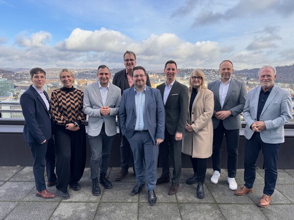 V.l.: Stefanie Kr�mer (Agentur f�r Arbeit Siegen), Alexandra Schneider-Joppich (BiGS), Bulut Surat (DGB), Harald G�rnig (Kreishandwerkerschaft), Jens Hunecke (AWO), Landrat Andreas M�ller, Petra Schl�ter-Feld (DAA), Thomas W�st (Sozialdezernent Kreisverwa