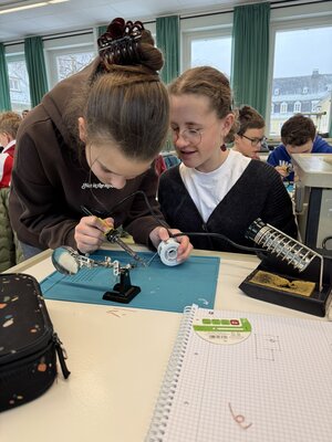 Emma (l.) und Luna (r.) aus der 7m freuen sich �ber jede Abwechslung im Schulalltag.