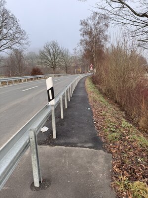 Der Seitenstreifen an der K 50 vor der Ederbr�cke bei Arfeld ist wieder zug�nglich und sogar asphaltiert.