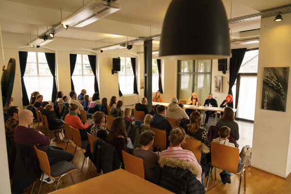 Rund 40 Personen kamen zum Anfeuern, vorne sitzt die Jury des Kreisjugendamtes.