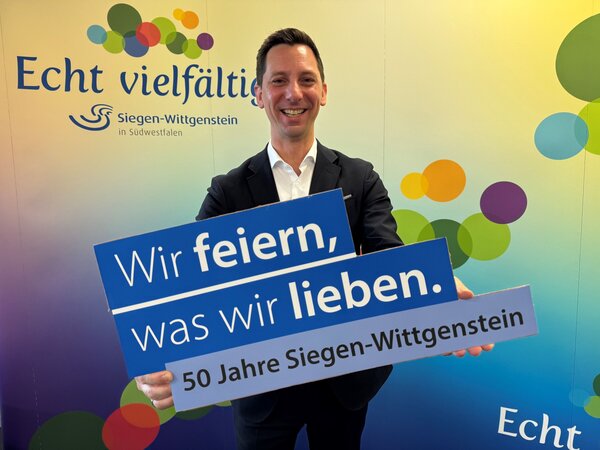 01 Landrat mit Logo Wir feiern, was wir lieben - 50 Jahre Siegen-Wittgenstein.jpg - 17.12.