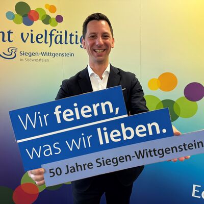 01 Landrat mit Logo Wir feiern, was wir lieben - 50 Jahre Siegen-Wittgenstein.jpg - 17.12.