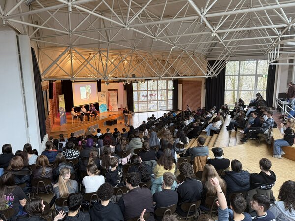 Annika Rinsche (Westfalenpost) und Leonie Schipper (Siegener Zeitung) berichten von der Arbeit im Lokaljournalismus.