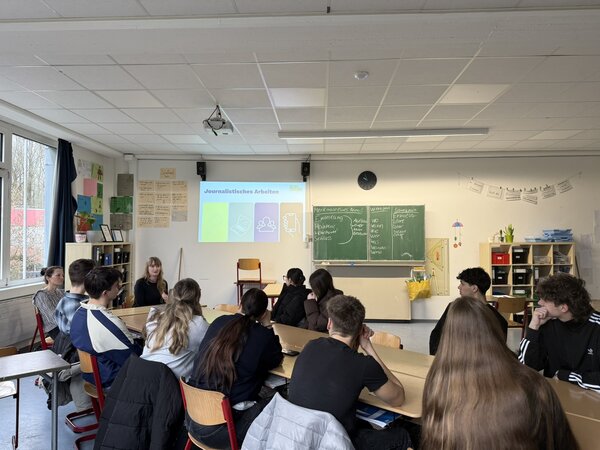 In interaktiven Workshops besch�ftigen sich die Jugendlichen mit Journalismus, Social Media, Fake News und mehr.