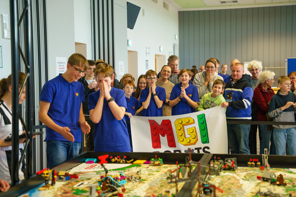 Die �MGI-Robots� fiebern mit ihrem selbstgebauten und -programmierten Roboter mit.