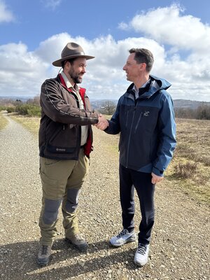 Gemeinsam mit Landrat Andreas M�ller auf der Trupbacher Heide: Fr�d�ric Rock (li.) ist der neue Urbane Ranger f�r Siegen-Wittgenstein.