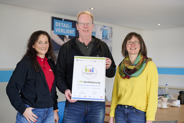 Melanie Schreier von der Regionalagentur Siegen-Wittgenstein/Olpe (re.) �berreicht Simona und Heinrich Bornebusch das Zertifikat.
