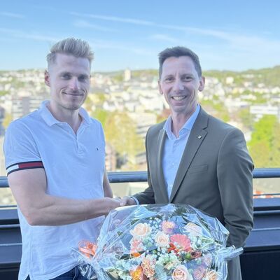 Landrat Andreas M�ller und Sebastian Marburger auf der Dachterrasse des Kreishauses.
