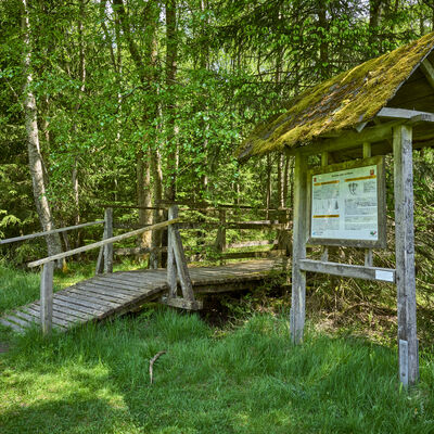 Eine Informationstafel im Edertal unweit der Quelle am Rothaarhaarsteig und nahe der historischen Eisenstrasse.