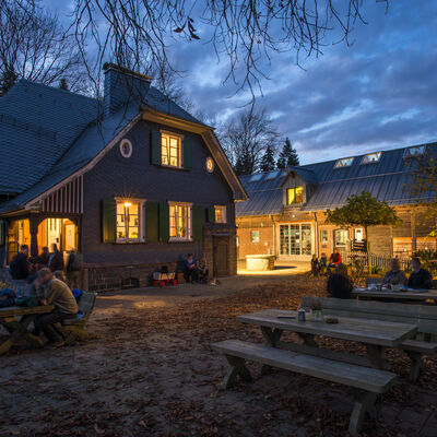 Das Forsthaus Hohenroth in der Abendd�mmerung. Die Innen- und Aussenbeleuchtung sorgt f�r ein stimmungsvolles Ambiente.